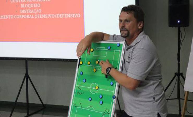 Técnico do sub-20 do Flamengo dá aula sobre organização ofensiva em curso da CBF