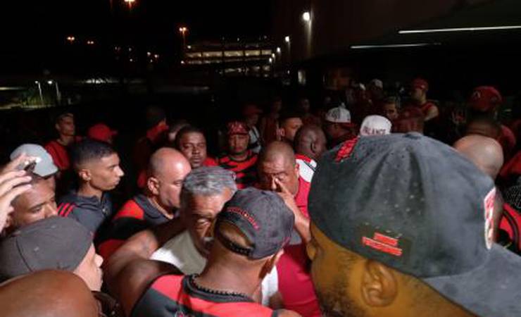 Flamengo viaja para o Peru sob protestos da torcida durante o caminho até o aeroporto