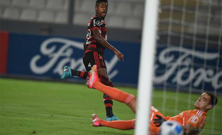 Sem jogar bem, Flamengo estreia com vitória sobre o Sporting Cristal