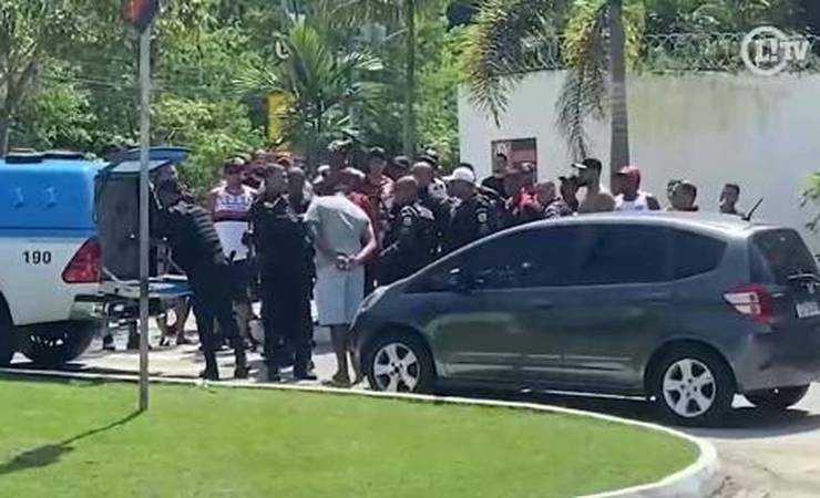 Manhã de protesto em treino do Flamengo tem tapa de PM em torcedor; assista ao vídeo