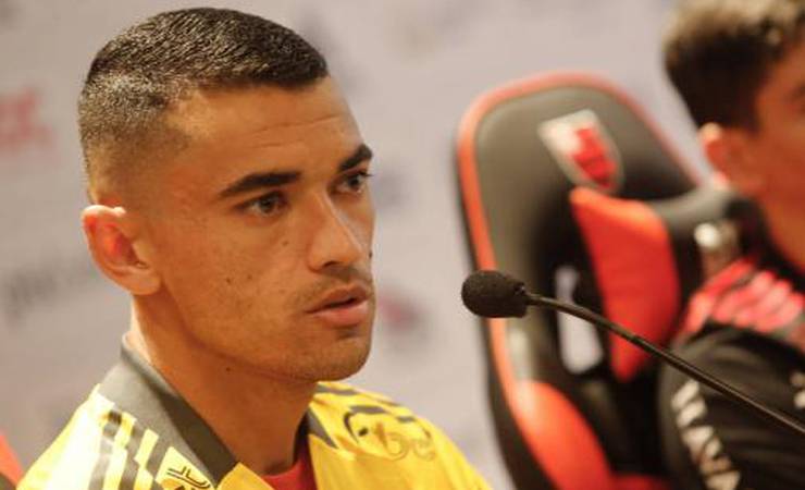 Santos conta bastidores da saída do Athletico-PR e exalta o Flamengo: 'Camisa que dispensa comentários'