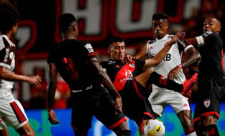 Em jogo movimentado, Atlético-GO e Flamengo empatam na estreia do Campeonato Brasileiro