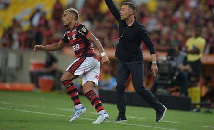 Matheuzinho sente dores musculares, sai de jogo pela Libertadores e preocupa o Flamengo