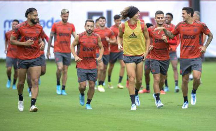 Elenco do Flamengo se reapresenta com zagueiro avançando por estreia