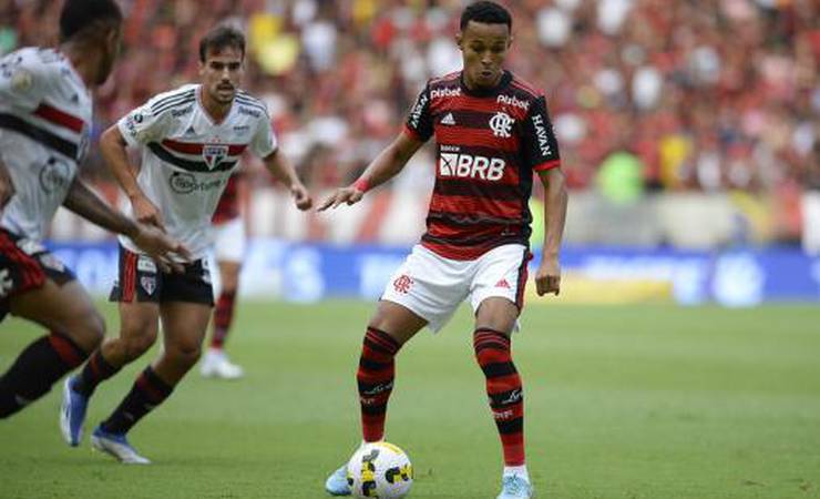 Lázaro mantém ótimos números pelo Flamengo e aumenta 'sarrafo' antes da estreia de reforço