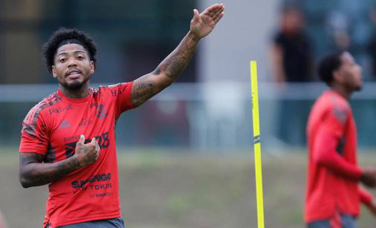 Marinho busca conselhos de companheiros e se dedica por nova função no Flamengo: 'Me soltando'