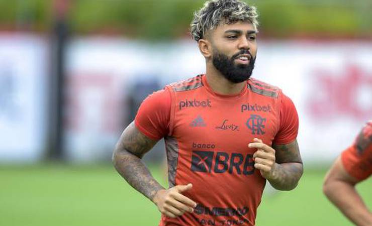VÍDEO: Gabigol recebe imprensa em treino do Flamengo com brincadeira: 'Bom dia, corneteiros!'
