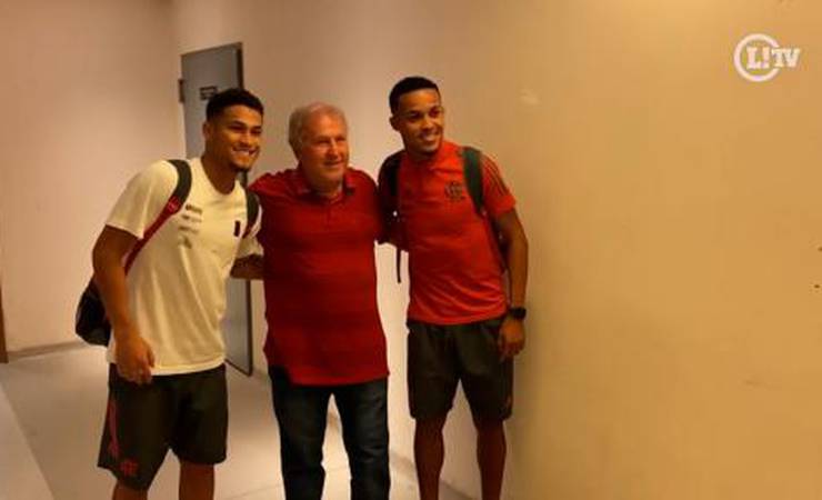 VÍDEO: João Gomes e Lázaro tietam Zico após jogo do Flamengo, e Galinho enaltece: 'O nosso futuro!'