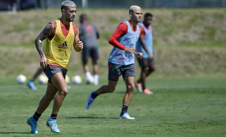 Flamengo faz último treino antes de viajar para enfrentar o Athletico; saiba a situação dos desfalques