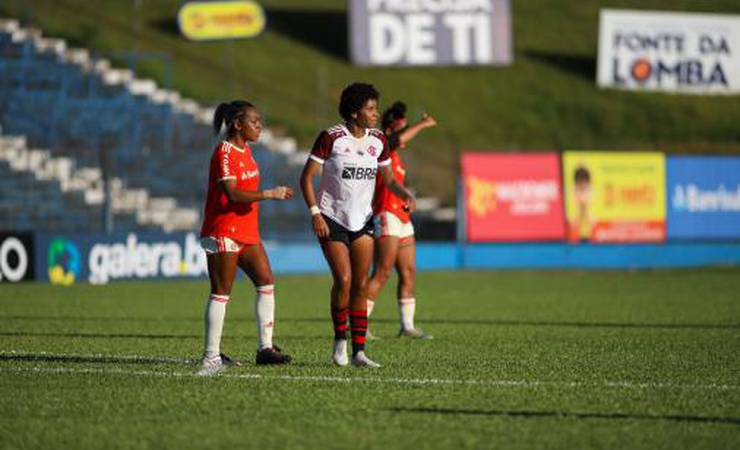 Flamengo sai na frente, mas cede empate para o Internacional no Brasileiro Feminino