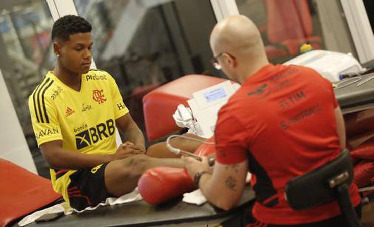 Flamengo se reapresenta no CT, e meia inicia trabalho de fisioterapia