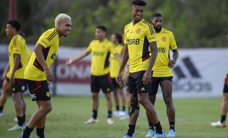 Trio participa do treino com o elenco do Flamengo e avança por retorno