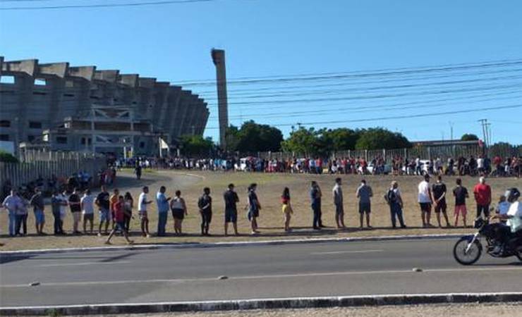 Torcedores encaram longa fila e preços salgados por ingressos para ver o Flamengo no Piauí