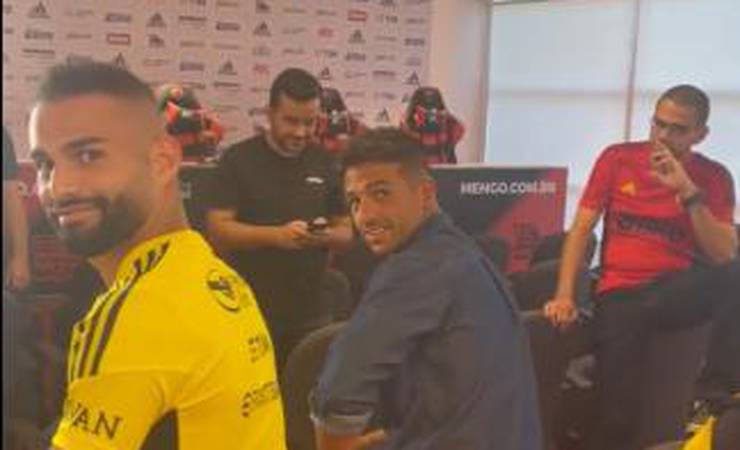 Diego, do Flamengo, interrompe jornalista durante entrevista: 'O homem das meias verdades'