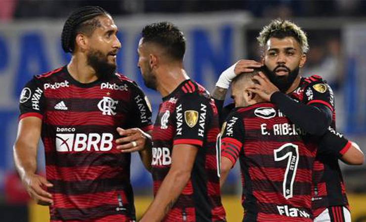 Flamengo sofre pressão, mas vence a Universidad Católica e segue 100% na Libertadores