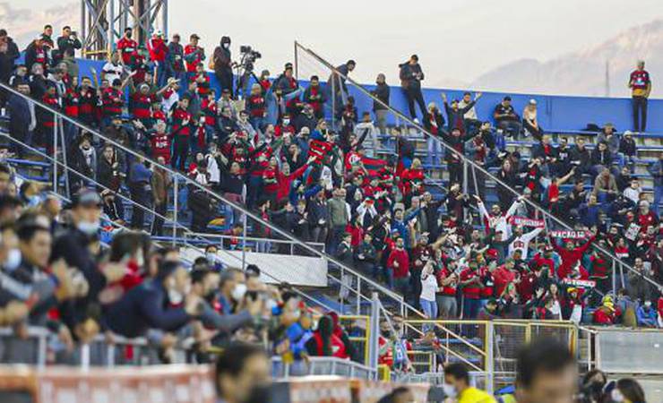 Torcedor da Universidad Católica imita macaco em direção à torcida do Flamengo