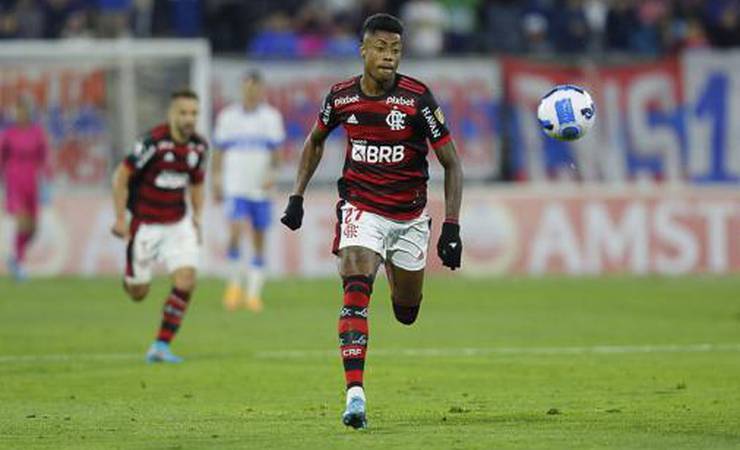 Bruno Henrique ganha troféu de Gabi e elogia Flamengo no Chile: 'Caráter muito grande de time vencedor'