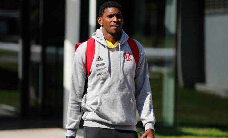 Hugo se revolta com episódio de racismo em jogo do Flamengo e cobra providências: 'Até quando? Chega!'
