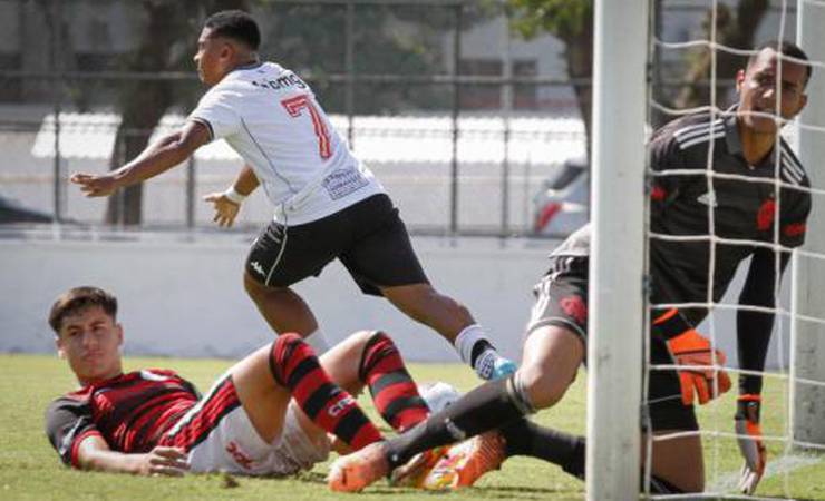 Vasco vence o Flamengo de virada e se isola na liderança da Taça Guanabara Sub-20