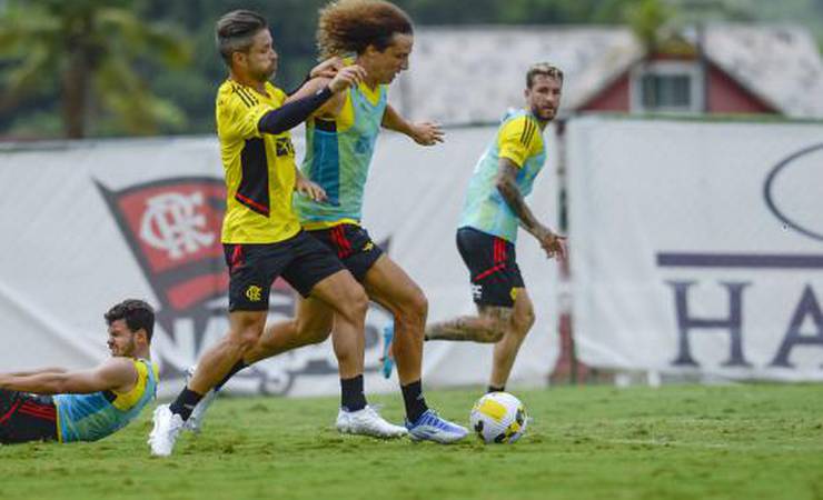 David Luiz treina com o grupo e dupla se aproxima de estreia pelo Flamengo na temporada