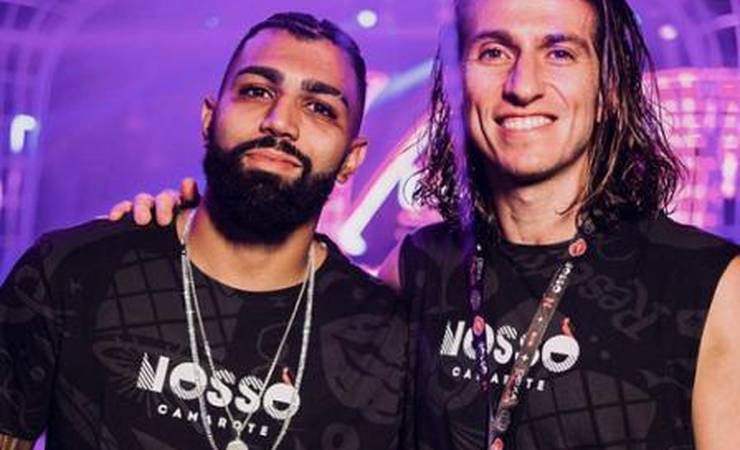 Gabigol, Filipe Luis e Jorge Jesus aproveitam noite no desfile das campeãs no Sambódromo