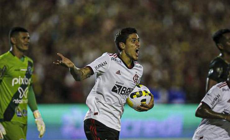Pedro ironiza 'pitacos' sobre carreira e fala sobre futuro no Flamengo: 'No meio do ano veremos o que é melhor'