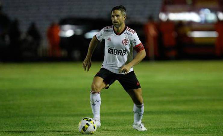 Diego lamenta situação vivida por companheiro de Flamengo no Piauí e revela que recusou propostas