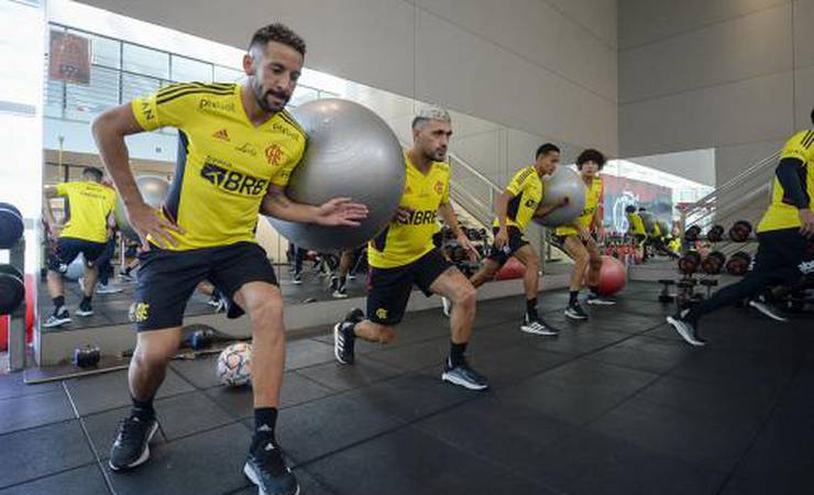 Um lateral volta e outro preocupa: Flamengo inicia preparação para jogo da Libertadores
