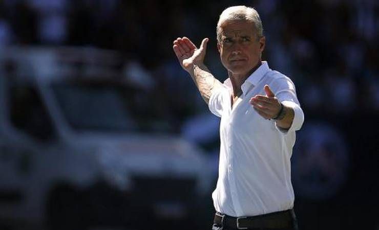 Bastidores: Luís Castro foi contra Botafogo inverter mando no clássico diante do Flamengo