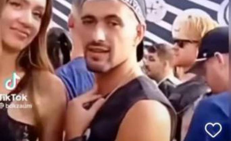 Arrascaeta, do Flamengo, é visto com modelo ex-assistente do 'The Voice Kids'