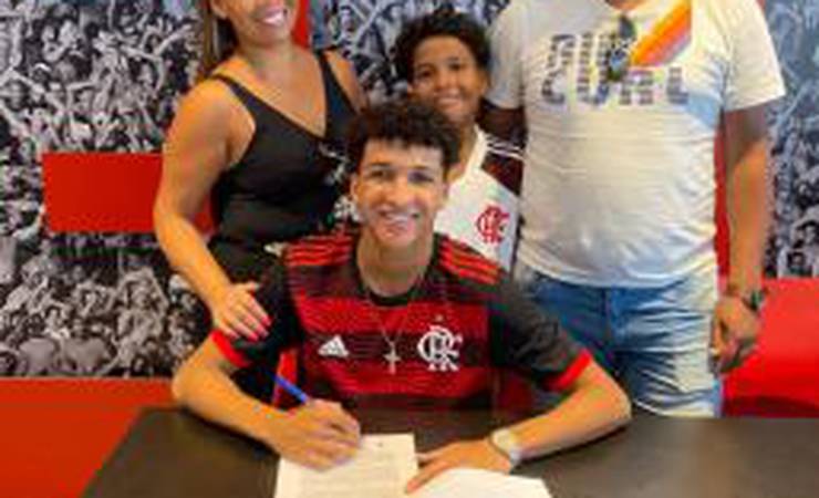 Com multa de 50 milhões de euros, joia assina primeiro contrato com o Flamengo