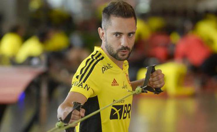 Contra o Botafogo, meia alcançará marca para entrar em lista seleta do Flamengo