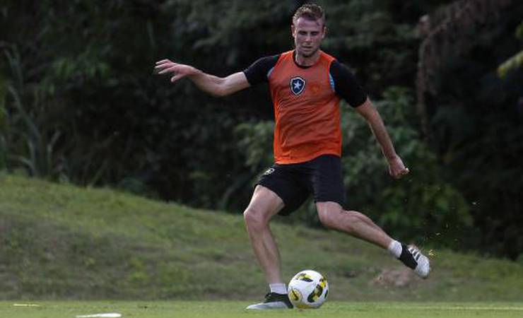 Klaus pode ser novidade em escalação e estrear pelo Botafogo contra o Flamengo