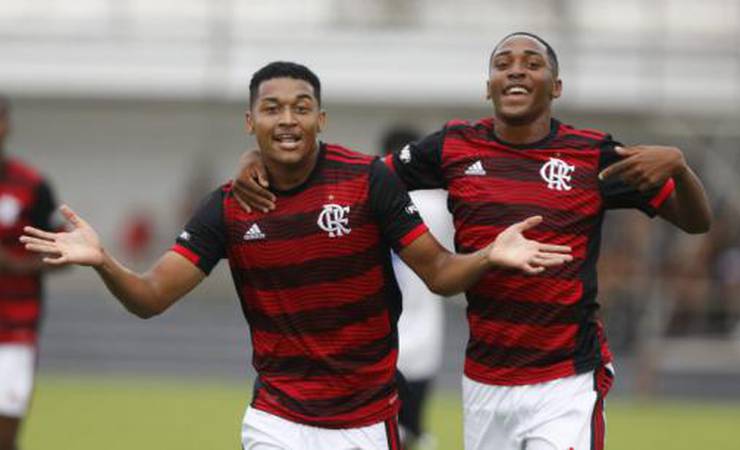 Sub-15 e sub-17 do Flamengo goleiam o Resende e garantem vaga na semifinal da Copa Rio