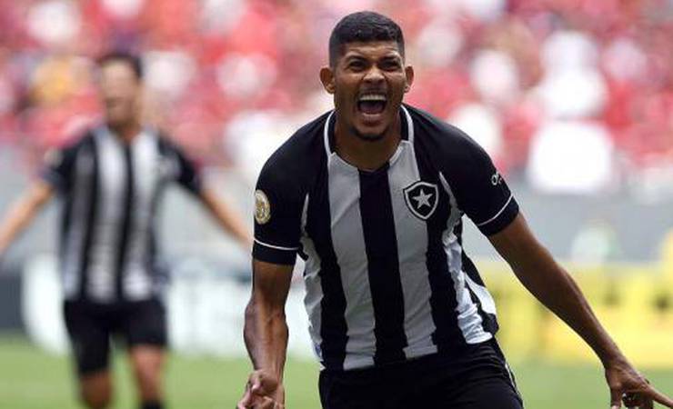 Botafogo vence o Flamengo com golaço de Erison, brilho de Gatito e aumenta a pressão no rival