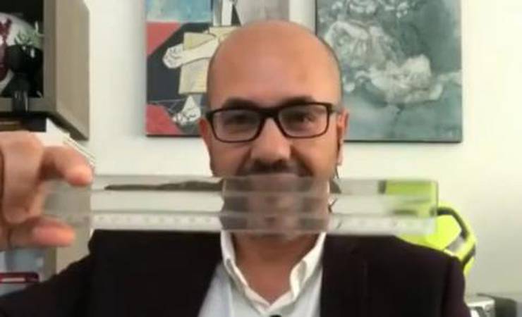 Jornalista da ESPN utiliza régua para 'medir' lance anulado de Gabigol: 'A linha está errada'
