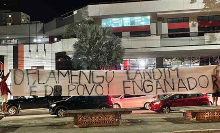 'O Flamengo é do povo': Torcedores estendem faixa na porta da sede do clube na Gávea