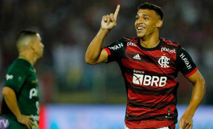 Aniversariante do dia, Victor Hugo celebra primeiro gol pelo Flamengo