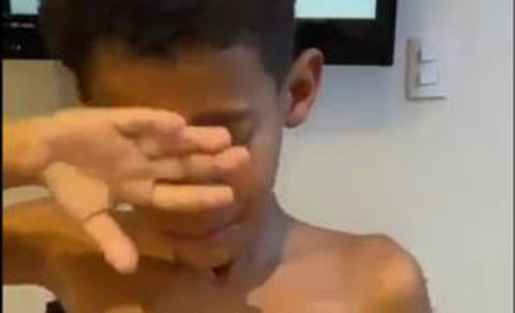 VÍDEO: filho de jogador do Altos chora ao ver o pai receber a camisa do Flamengo de Gabigol