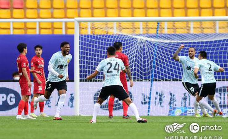 Ex-Flamengo estreia com gol e garante vitória na China