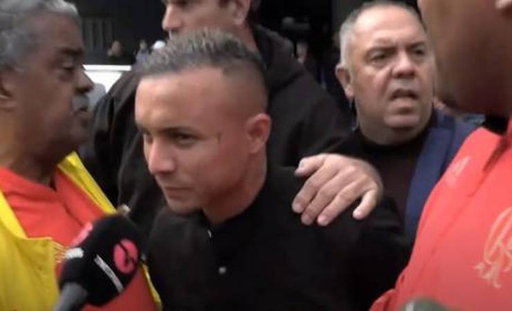 Everton Cebolinha desembarca no Rio para assinar com o Flamengo: 'Um sonho vestir essa camisa'