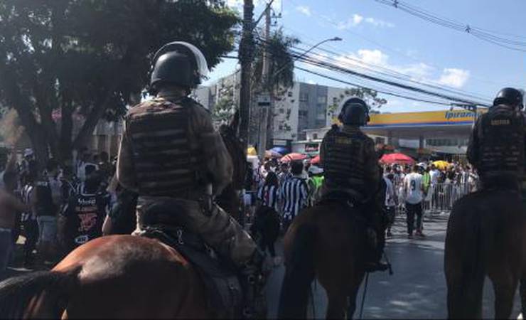 VÍDEO: torcida do Flamengo tem dificuldade para acessar Mineirão, e polícia precisa intervir