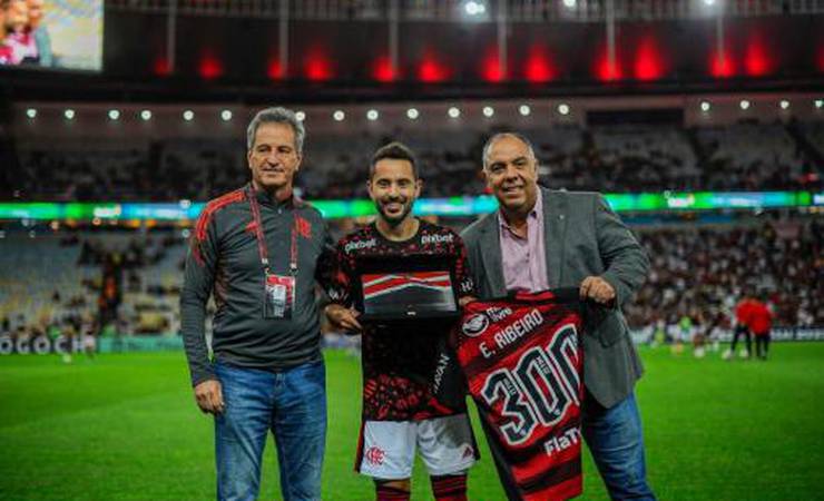 VÍDEO: Braz e Landim homenageiam jogador antes de partida do Flamengo