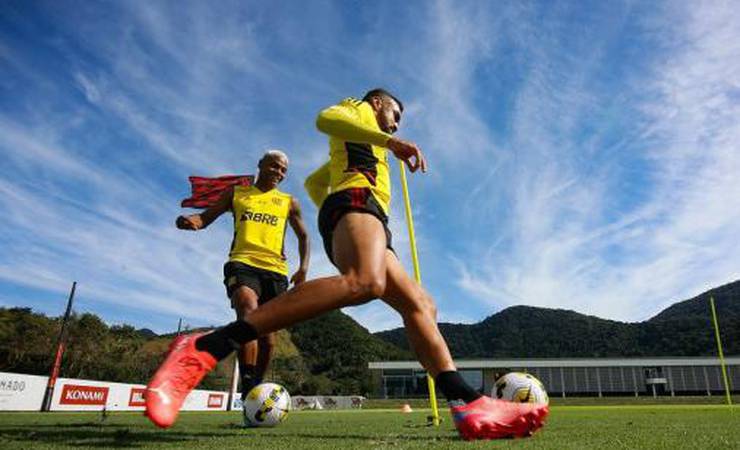 Dois atletas testam negativo para Covid-19 e reforçam o Flamengo contra o Santos