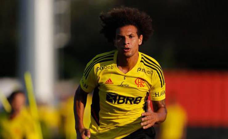 Braz revela que Flamengo recebeu proposta do Fenerbahçe por Willian Arão: 'Estamos analisando'