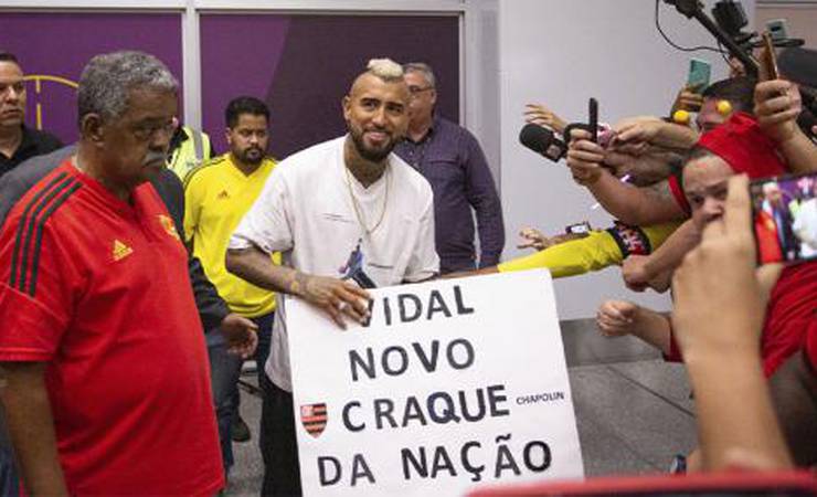 Flamengo oficializa a contratação de Vidal, que comemora: 'Um sonho que tive em toda a minha vida'