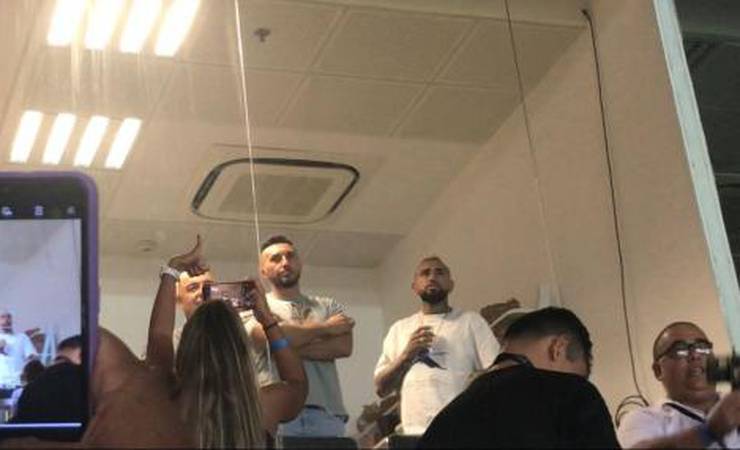 VÍDEO: Arturo Vidal assiste ao jogo do Flamengo no Maracanã