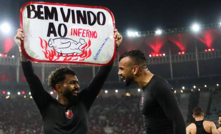 Após classificação do Flamengo na Copa do Brasil, Gabigol ergue placa com a frase 'Bem-vindo ao inferno'