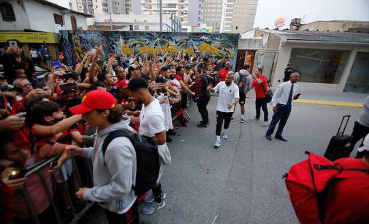 Com clima de festa, Flamengo desembarca em Florianópolis e elenco retribui carinho da torcida