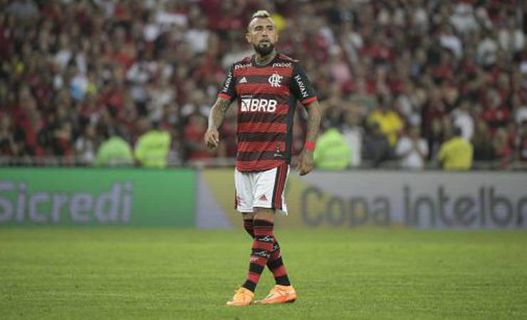 Dorival Júnior analisa a evolução de Arturo Vidal no Flamengo